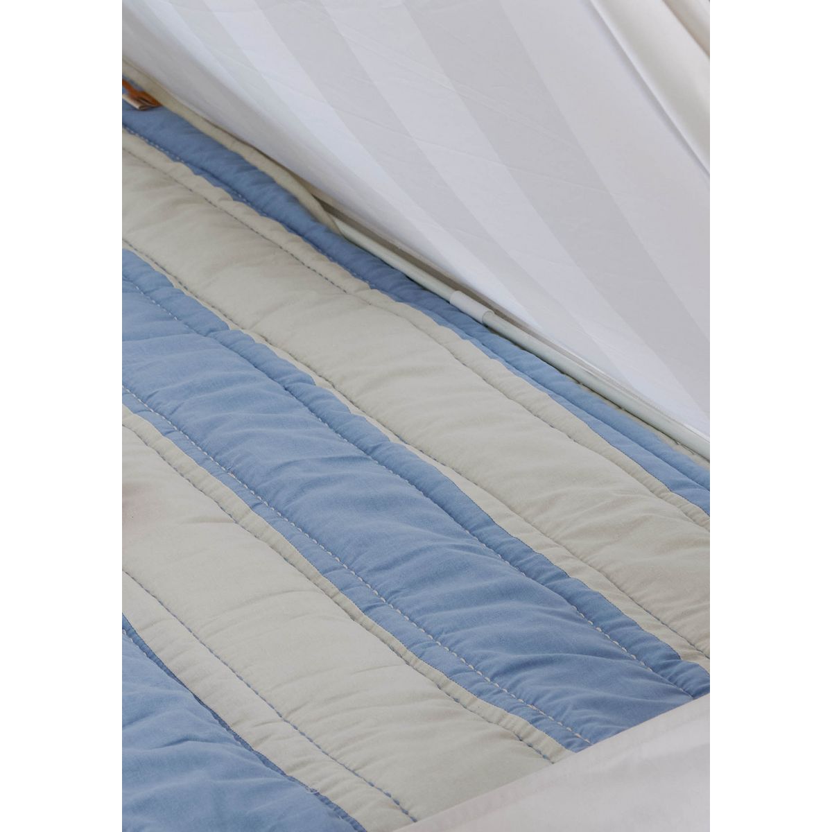 Gestreepte gewatteerde deken