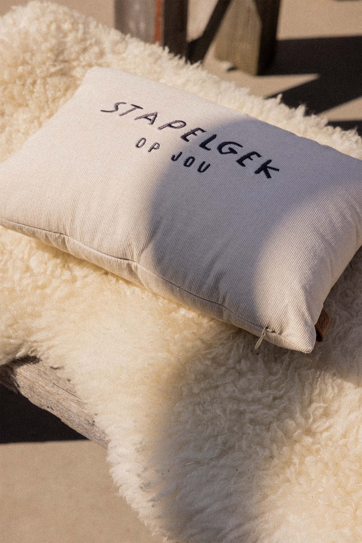 kussen corduroy stapelgek 35x25cm zand/antracietgrijs