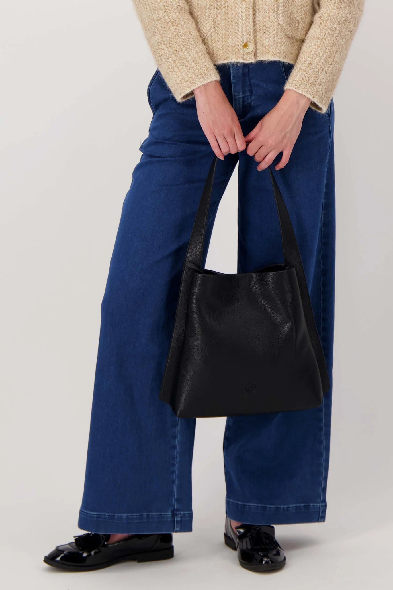 schoudertas met mooi strap detail + make up tasje