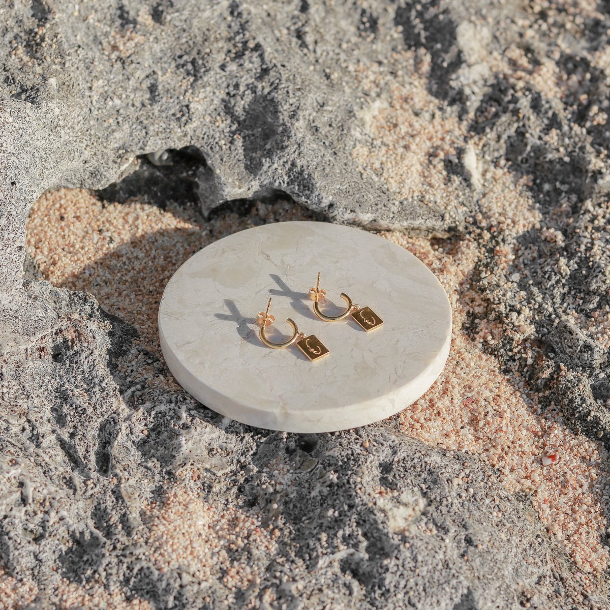 Oorbellen 18k verguld met hanger - oorringen versierd met gravure gezicht - hangende oorbellen gemaakt van 925 zilver goud vermeil - KARTINI goud