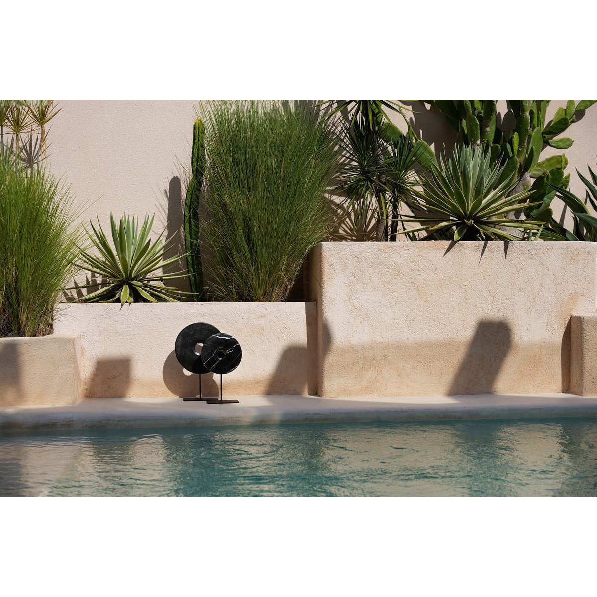 The Marble Disc on Stand - Zwart - L