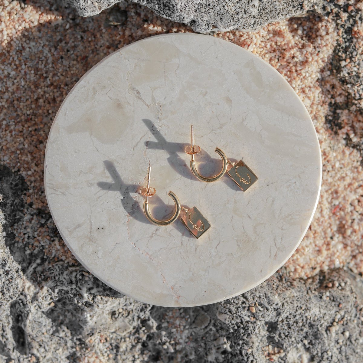 Oorbellen 18k verguld met hanger - oorringen versierd met gravure gezicht - hangende oorbellen gemaakt van 925 zilver goud vermeil - KARTINI goud