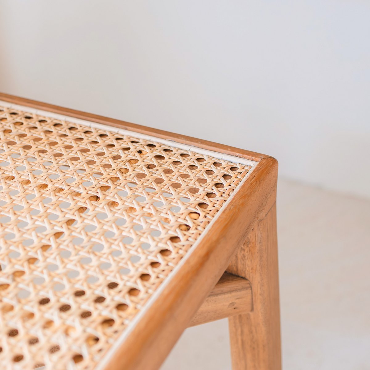 Houten kruk – massieve rechthoekige kruk – handgemaakte vierkante kruk gemaakt van regenboomhout met geweven rotan zitoppervlak SUBANG